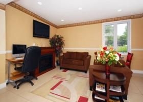 Econo Lodge  Inn & Suites0