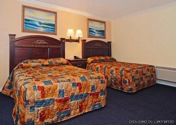 Econo Lodge Long Beach hotel near the Long Beach Convention & Entertainment Cent2