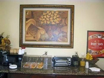 Econo Lodge Long Beach hotel near the Long Beach Convention & Entertainment Cent4