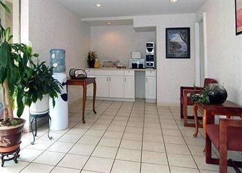 Econo Lodge Oyster Point0