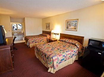 Econo Lodge Oyster Point4