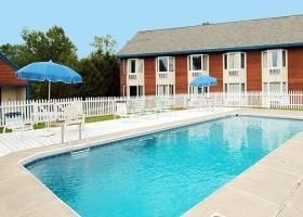 Econo Lodge Inn & Suites2
