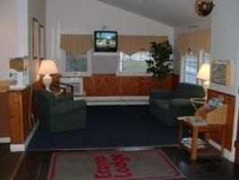 Econo Lodge Inn & Suites3