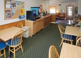 Econo Lodge Inn & Suites4