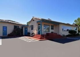 Econo Lodge Inn & Suites1