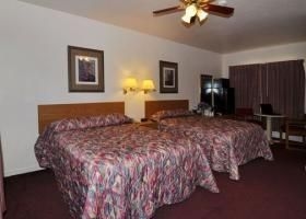 Econo Lodge Inn & Suites2
