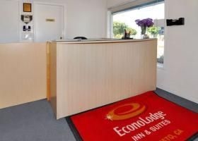 Econo Lodge Inn & Suites3