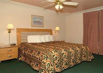 Howard Johnson Lawrence, Ks2