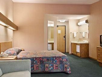 Days Inn & Suites Indianapolis, Castleton1