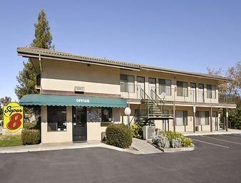 Super 8 Atascadero1