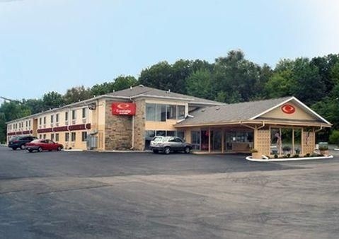 Econo Lodge  Inn & Suites0