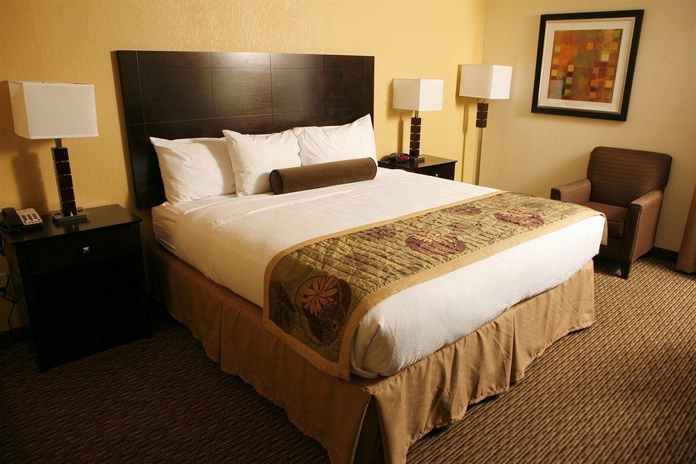 Holiday Inn Express Goldsboro3