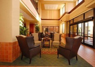 Comfort Suites North0