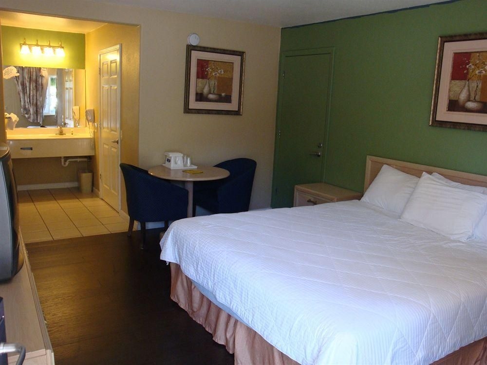 Howard Johnson Express Monterey4