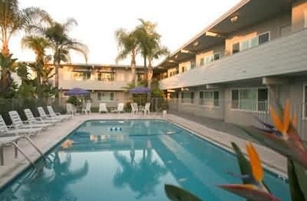 La Avenida Inn3