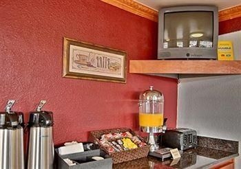 Econo Lodge Expo Center1