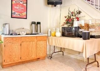 Econo Lodge3