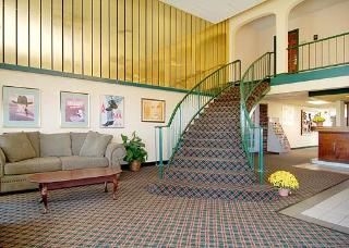 Econo Lodge3