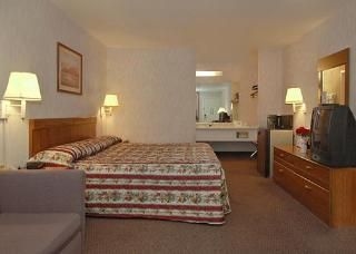 Econo Lodge East1