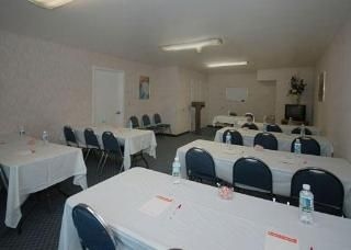 Econo Lodge East4