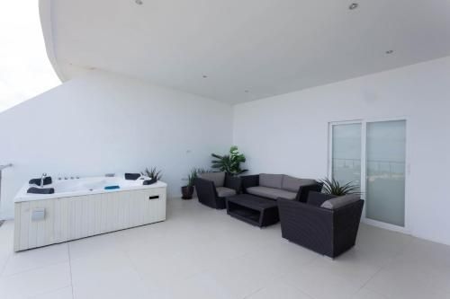 Sunset Plaza Serviced Apartments by RESAVA4