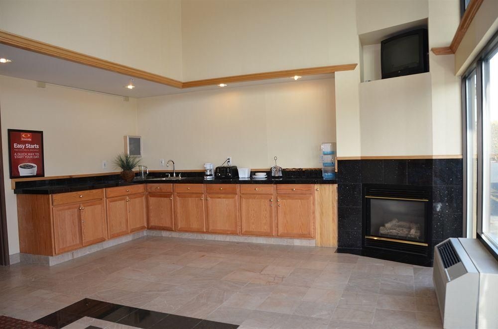 Econo Lodge3
