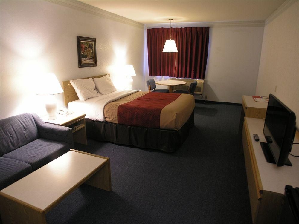 Econo Lodge1
