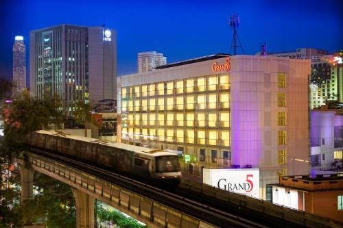 แกรนด์ 5 โฮเทล แอนด์ พลาซา สุขุมวิท (Grand 5 Hotel & Plaza Sukhumvit)1