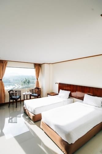 โรงแรมสินเกียรติธานี (Sinkiat Thani Hotel)1