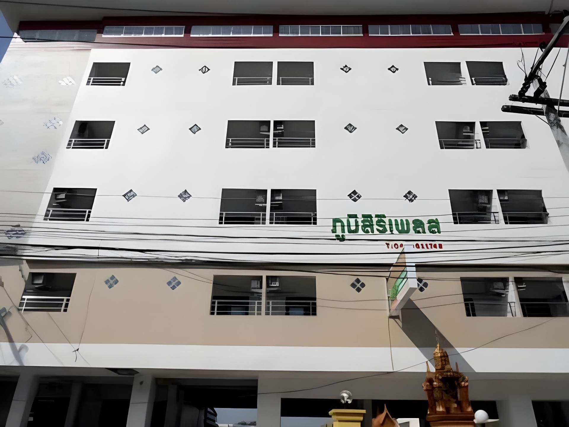 Poomsiri Place0