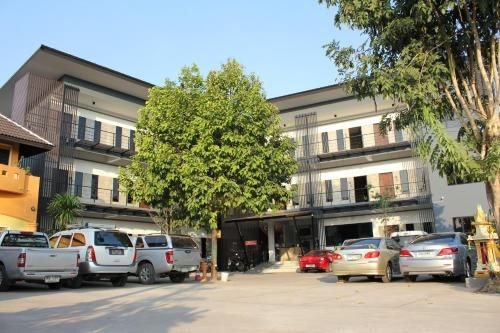 โรงแรม บี-โคซี่ (B-Cozy Hotel Uttaradit)0