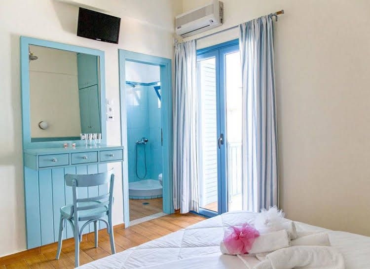 Saronis Hotel0