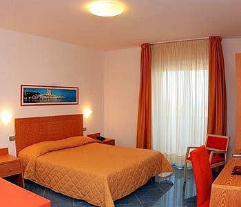 Hotel Yria0