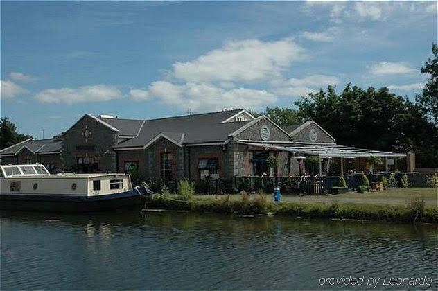 Twelfth Lock Hotel0