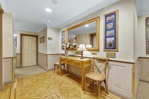 Manor Apartment Hotel3