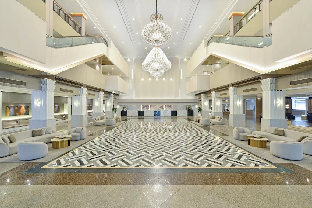 โรงแรมทวิน ทาวเวอร์ (Twin Towers Hotel)1