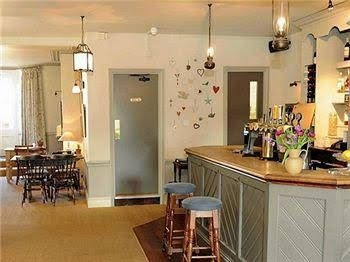 Falcon Inn0