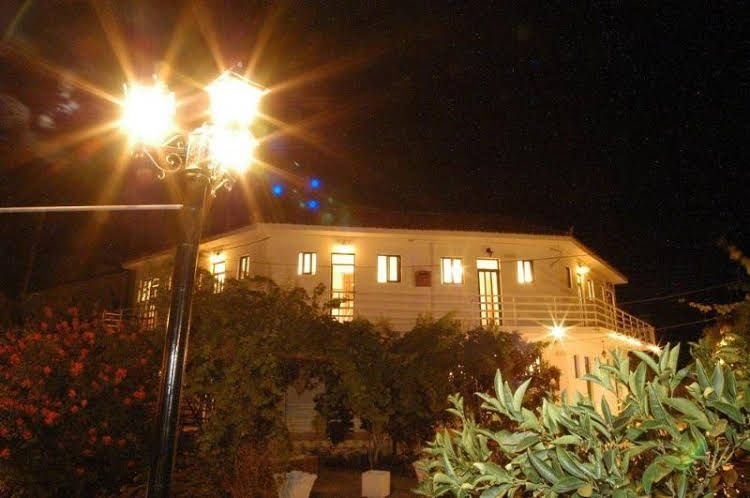 Tsolakis Studios & Apartments0