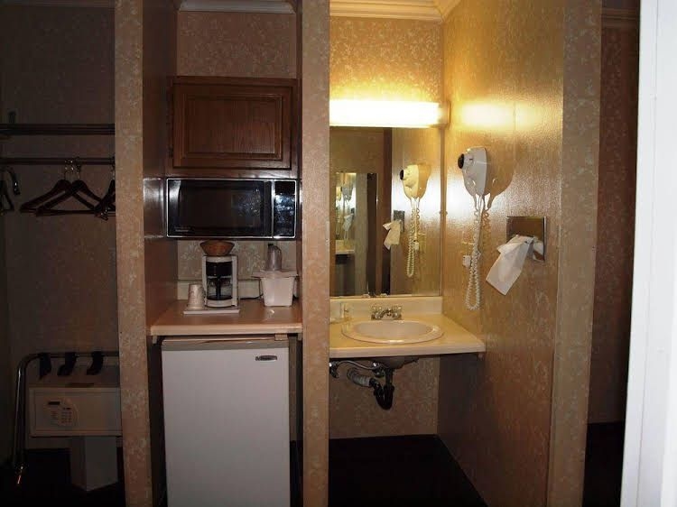 Hilltop Express Inn0