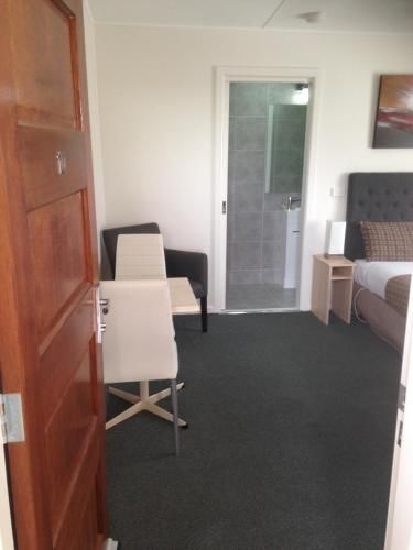 โรงแรมบีชคอมเบอร์ แอนด์ อพาร์ตเมนท์ (Beachcomber Motel & Apartments)4