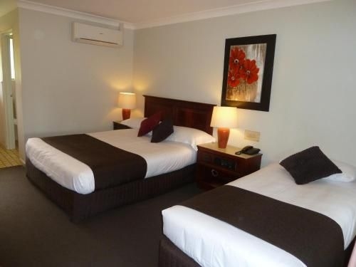 แมคนีวินส์ โมเต็ล วอร์ริก (McNevins Motel Warwick)0
