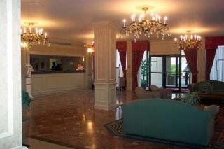 Clarion Hotel & Suites North0