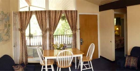 River Forest Inn0