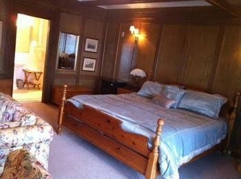 The Latch Inn0