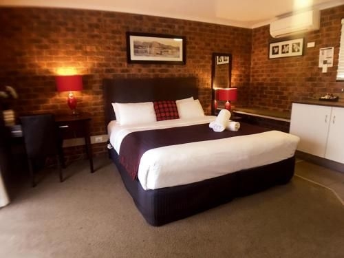 Admiral Motor Inn (The Admiral Motor Inn)1