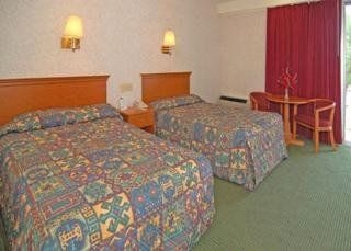 Econo Lodge3