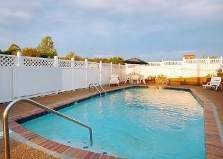 Econo Lodge3