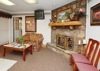 Econo Lodge4