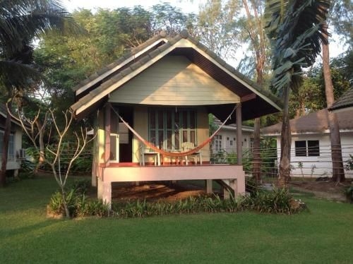 ฮอลิเดย์บีชรีสอร์ท (Holiday Beach Resort)1