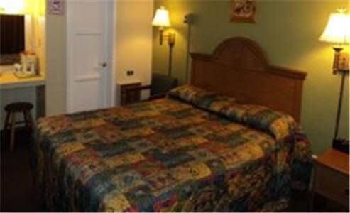 Bishop Elms Motel0